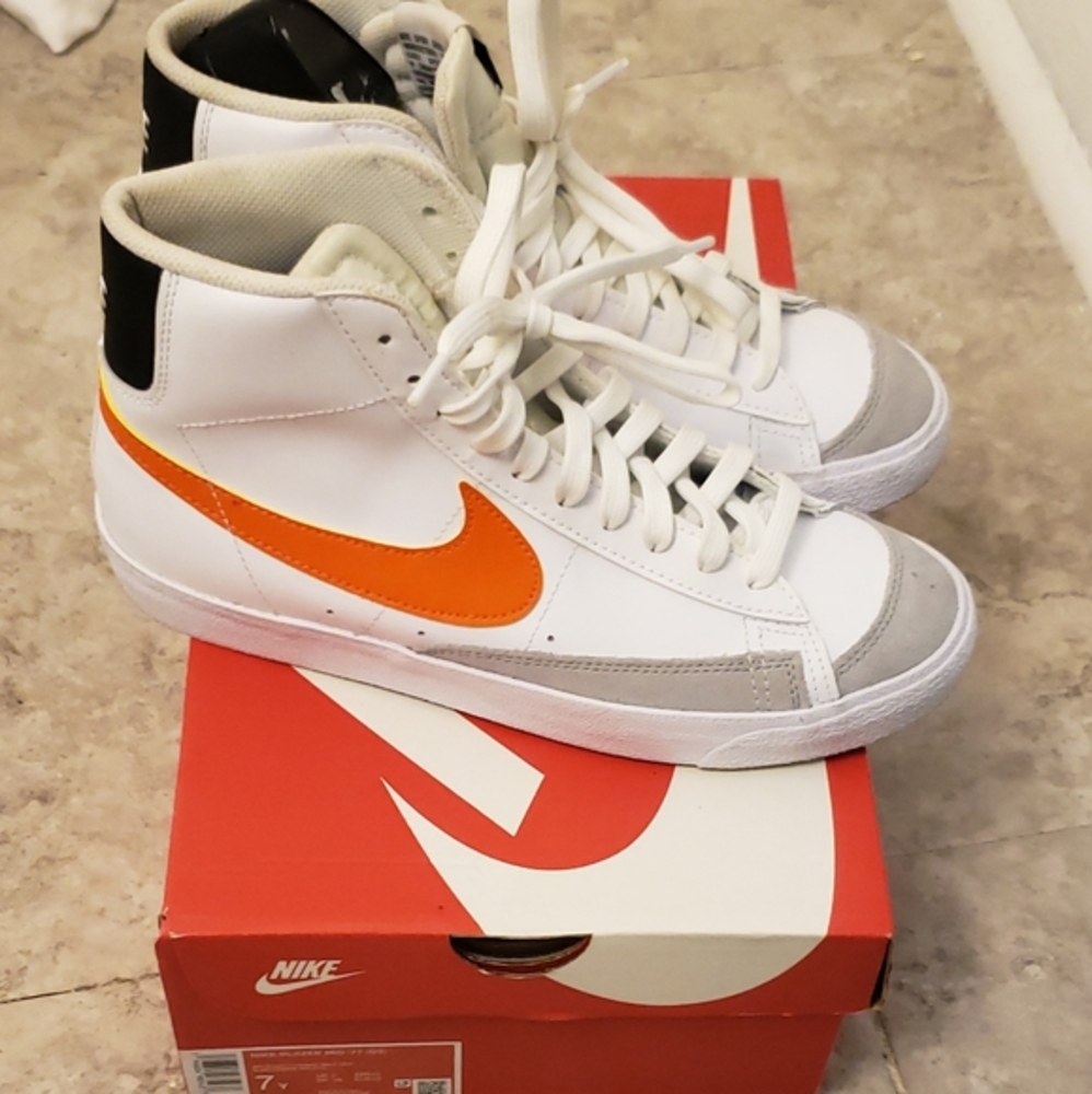 NIKE BLAZER 77 ORANGE SWOOSH SIZE 7Y😎(PLEASE CONTACT BEFORE PURCHASE)